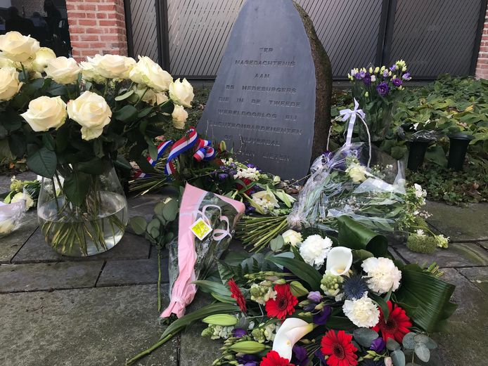 Bloemen bij de gedenksteen in de binnentuin van het Huis voor Cultuur en Bestuur om de slachtoffers van het zware bombardement van 22 maart 1945 op Nijverdal te herdenken.