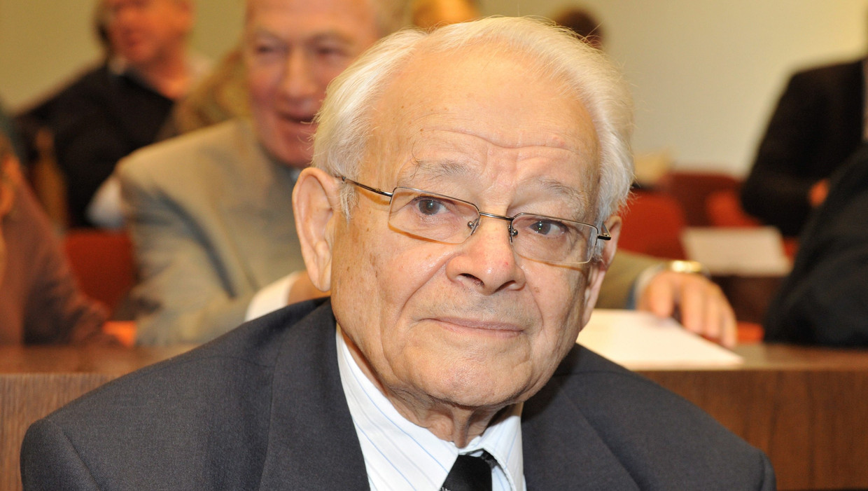 Jules Schelvis, hier in een rechtbank in 2009. Hij getuigde tegen Sobibor-kampbewaarder John Demjamjuk. Beeld EPA