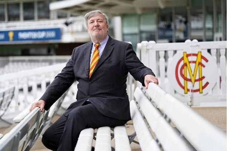 Culturele éminence grise Stephen Fry wordt voorzitter van de Marylebone Cricket Club (MCC). Beeld rv