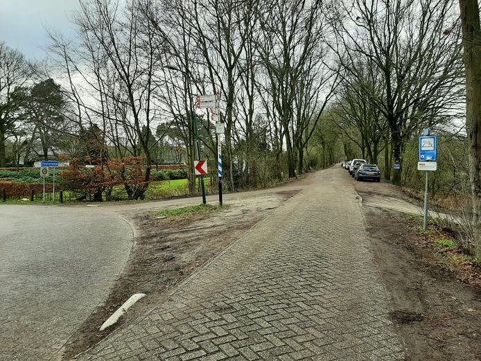 De hoek van de Slaperdijk en de Dijkstraat-West waar omwonenden veel last hebben van fout geparkeerde auto's.