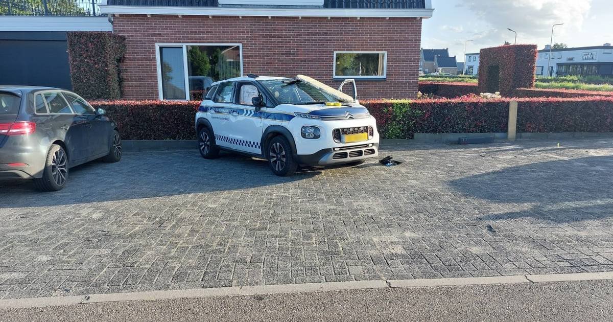 Dienstauto van handhaving flink beschadigd na aanrijding bij Mariënberg