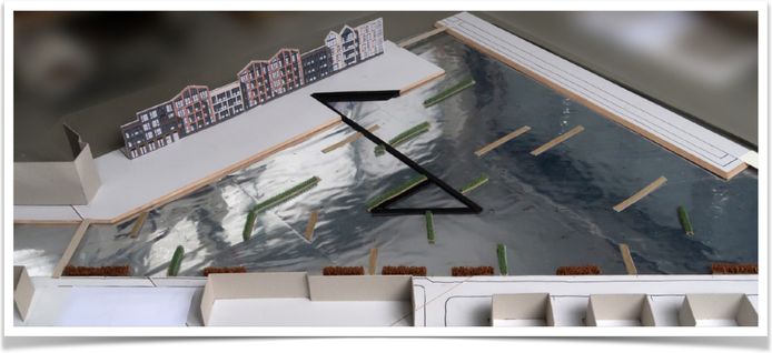 Een maquette van het kunstwerk in de plas aan de Veenraden. In het zwart de aanlegsteiger. De stroken in het water zijn vogelbosjes.