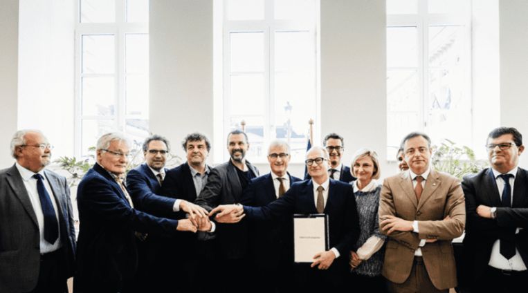 De leden van het politieke stuurcomité bij de ondertekening van het Toekomstverbond. Beeld RV