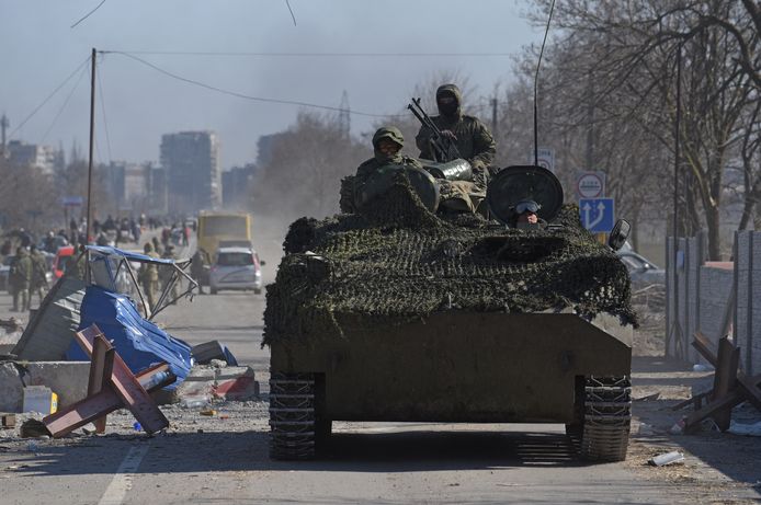 Een Russische tank rijdt Marioepol binnen.