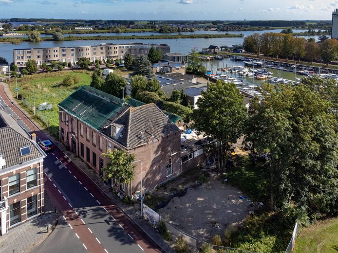 De voormalige glasfabriek werd vorig jaar al gesloopt.