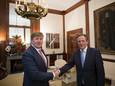 Koning Willem-Alexander ontvangt toenmalig D66-leider Alexander Pechtold op Paleis Noordeinde in 2017.