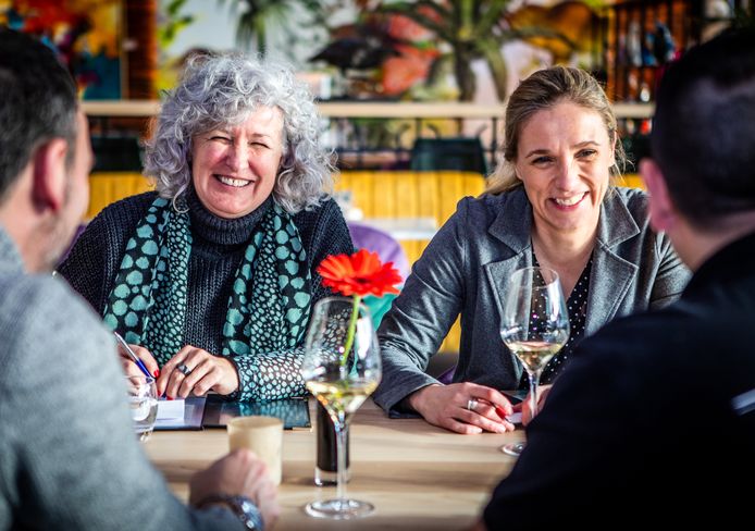 Stefanie Verrijp (links): ,,Ook 50-plussers hebben behoefte aan zo'n avond.''