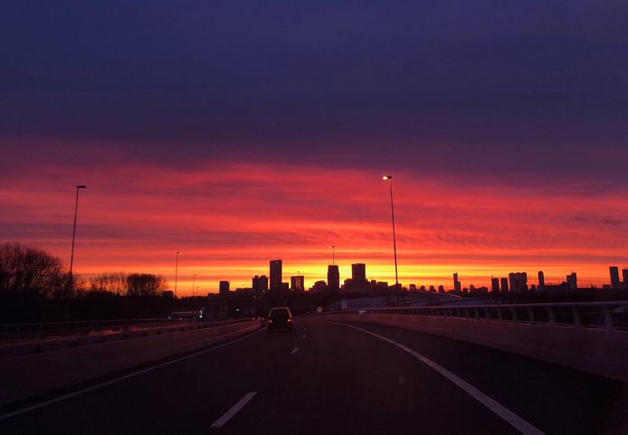 De zonsopgang bij Rotterdam levert mooie plaatjes op.