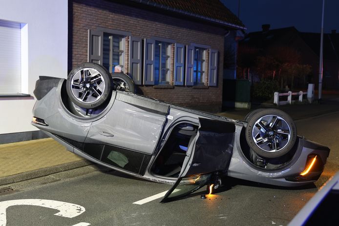 De bestuurder kwam op zijn dak terecht na het ongeval.