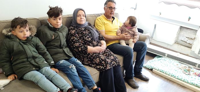 Henrita en Sezai Yilmaz met hun kleinkinderen