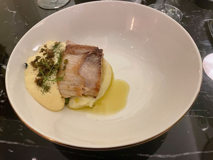 Razza con purea di rumore e asparagi verdi al Madonna di Anversa.