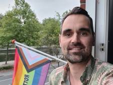 Hartverwarmend! Dennis (42) hangt regenboogvlag op voor Rotterdam Pride en zijn buren doen spontaan mee