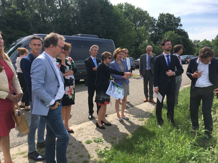 Minister Cora van Nieuwenhuizen (blauw jasje) bezocht projectgebied Meanderende Maas.