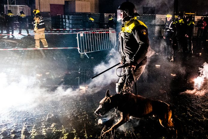 Regelmatig oefenen politieagenten en brandweerlieden op incidenten met vuur en vuurwerk zoals in Alphen aan de Rijn (archieffoto); die kennis kan van pas komen als de vrees voor onrust in de nieuwjaarsnacht  bewaarheid wordt.