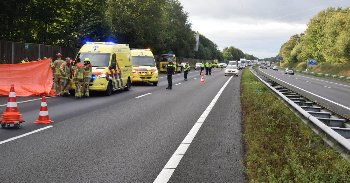 Ernstig ongeval op A73: automobilist komt onder vrachtwagen terecht, snelweg dicht.