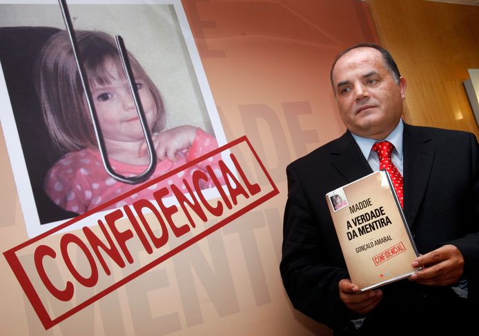 Voormalig rechercheur Goncalo Amaral in de zaak Maddie McCann naast haar foto met zijn boek in 2008, met als titel "De waarheid in de leugens".