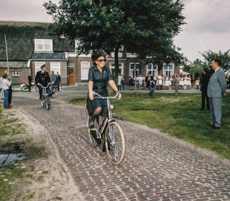 20 september 1973.  Prinses Beatrix en prins Claus zijn op werkbezoek in de provincie Drenthe. Het fietsen gaat ze prima af. Beeld Nationaal Fotopersbureau