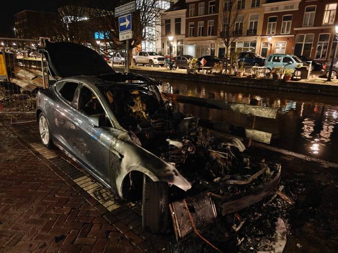 Elektrische auto gaat in vlammen op in Den Haag