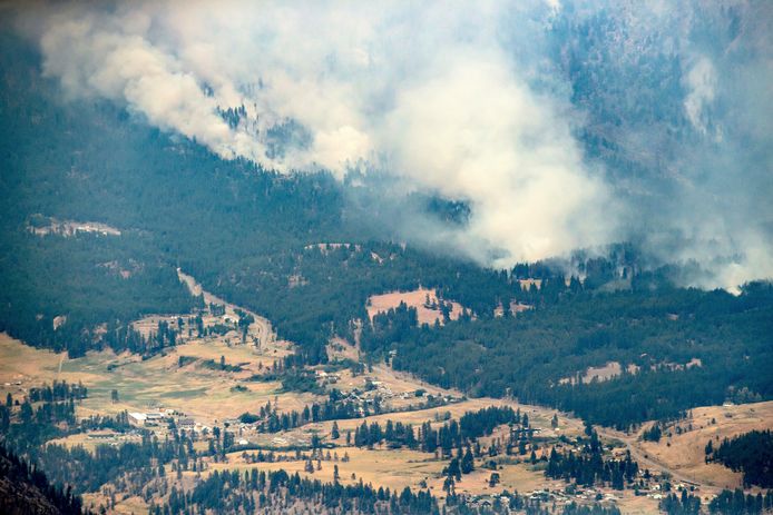 Een natuurbrand rukt op naar het plaatsje Lytton in British Columbia.