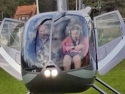 KIJK. Jarige voetbalfan Roza (80) vliegt met helikopter naar match van favoriete ploeg Oelegem: “De adrenaline gierde door haar lijf”
