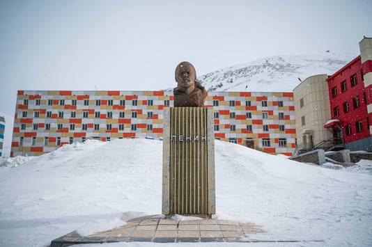 Een monument ter ere van Lenin in het mijnstadje Barentsburg, de enige Russische plaats op het eiland Spitsbergen.