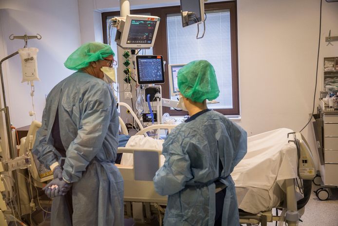 Verpleegkundigen en artsen van het Maasstad ziekenhuis Rotterdam op de intensive care met een patiënt die besmet is met het corona virus. Zij  liggen aan de beademingsapparatuur  en worden in slaap gehouden.