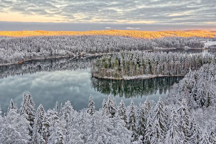 Een luchtbeeld van het meer en woud van Aulanko in Finland.