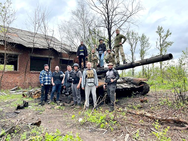 Rudi Vranckx: ‘Een psycholoog heb ik nooit nodig gehad. Ik werk in een hecht team, en we praten elke avond na over de dag: dat houdt ons mentaal gezond.’ (Foto: een achtergelaten Russische tank in de omgeving van de bevrijde stad Charkiv.) Beeld rv