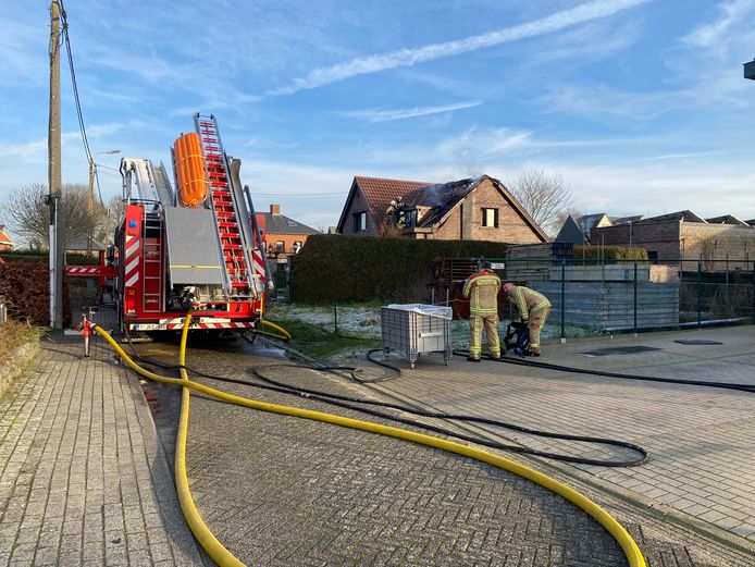 MARIEKERKE - De brandweer werd opgeroepen voor een brand in een woning langs de Dreefstraat in Mariekerke bij Bornem. De brandweer kreeg het vuur onder controle, maar de schade is groot.