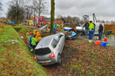 Twee auto’s zijn in de Hoogstraat in Hooge Mierde gebotst.