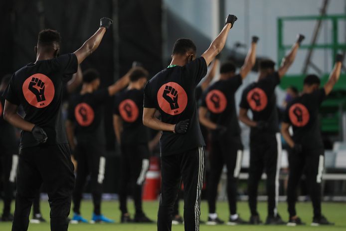 MLS-spelers protesteren tegen racisme voor aanvang van de wedstrijd.