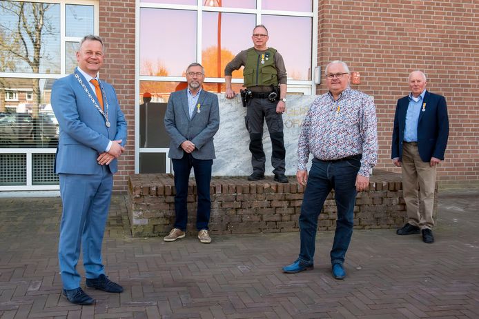 Burgemeester Mark van Stappershoef (links) met de gedecoreerden, met vlnr: Peter Beekmans, André Stuijts, Kees Arends en Frans Boeren.