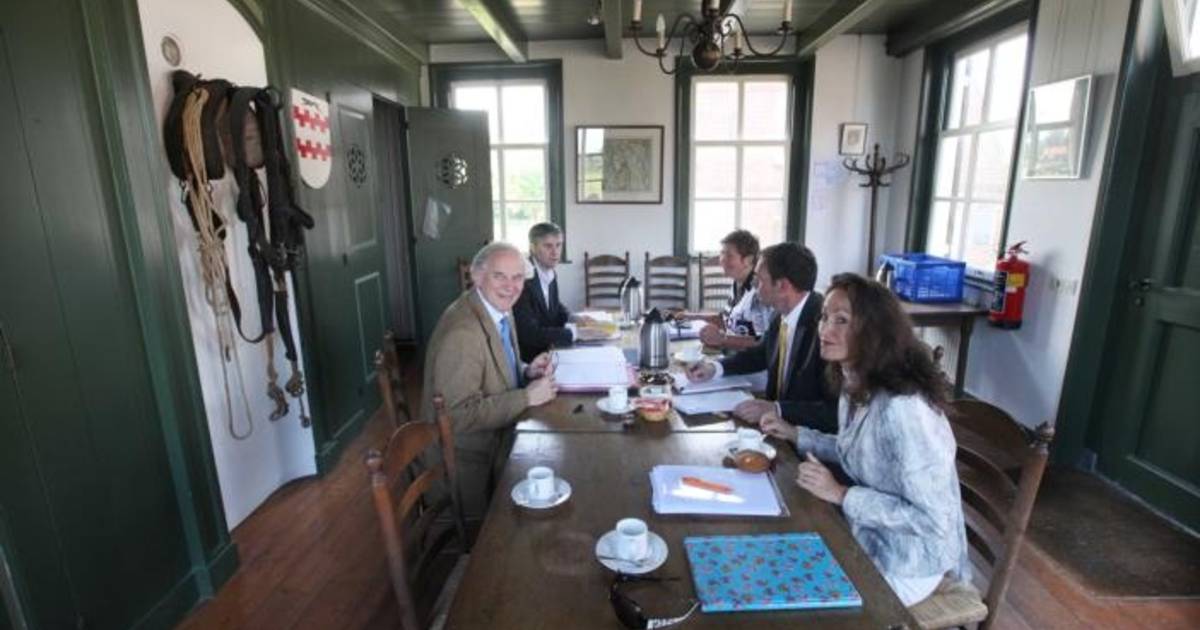 Gemeentebestuur in polderhuisje Acquoy