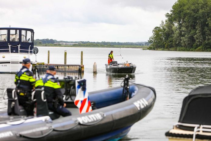 Een politieboot bracht het lichaam van de vader gisteren naar de haven