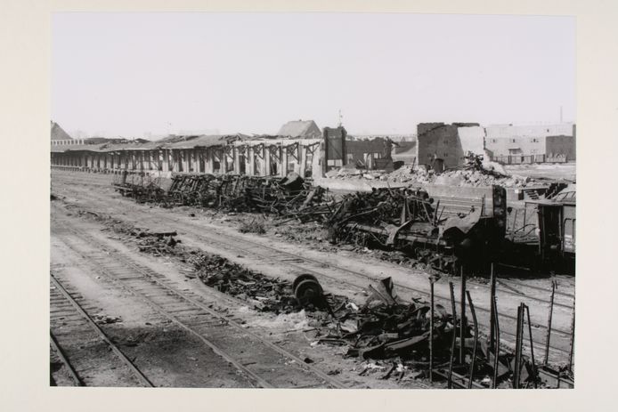 De totaal uiteengereten Duitse munitietrein, waarvan de lading explosieven alle kanten op schoot en een ravege aanrichtte in Zutphen.