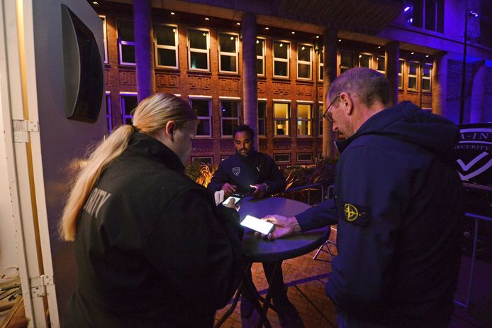 De QR-code van een horecabezoeker wordt gescand door beveiligingsmedewerker Dominique Krommendijk.