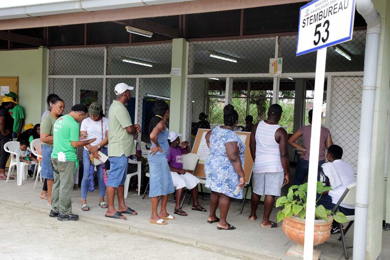 Surinamers in de rij voor een stemlokaal. Gevreesd wordt dat de verkiezingen in mei voor een verhoogde mobiliteit van de bevolking hebben gezorgd en dat daarmee het risico op coronabesmettingen fors is toegenomen. Beeld ANP