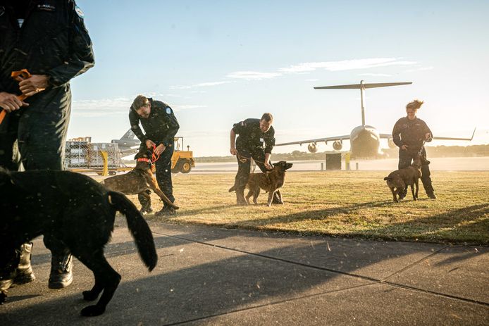 Leden van de Nederlandse reddingsploeg Urban Search and Rescue (USAR) voor hun vertrek naar Libanon op vliegbasis Eindhoven.