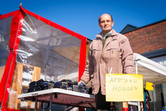Zeger de Bruin stond donderdag met zijn sokkenkraam op de markt van Nieuw-Lekkerland.