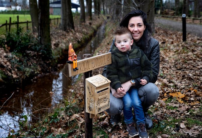 Hanneke Kuunders met zoontje Tije bij het kabouterpad dat ze heeft aangelegd.