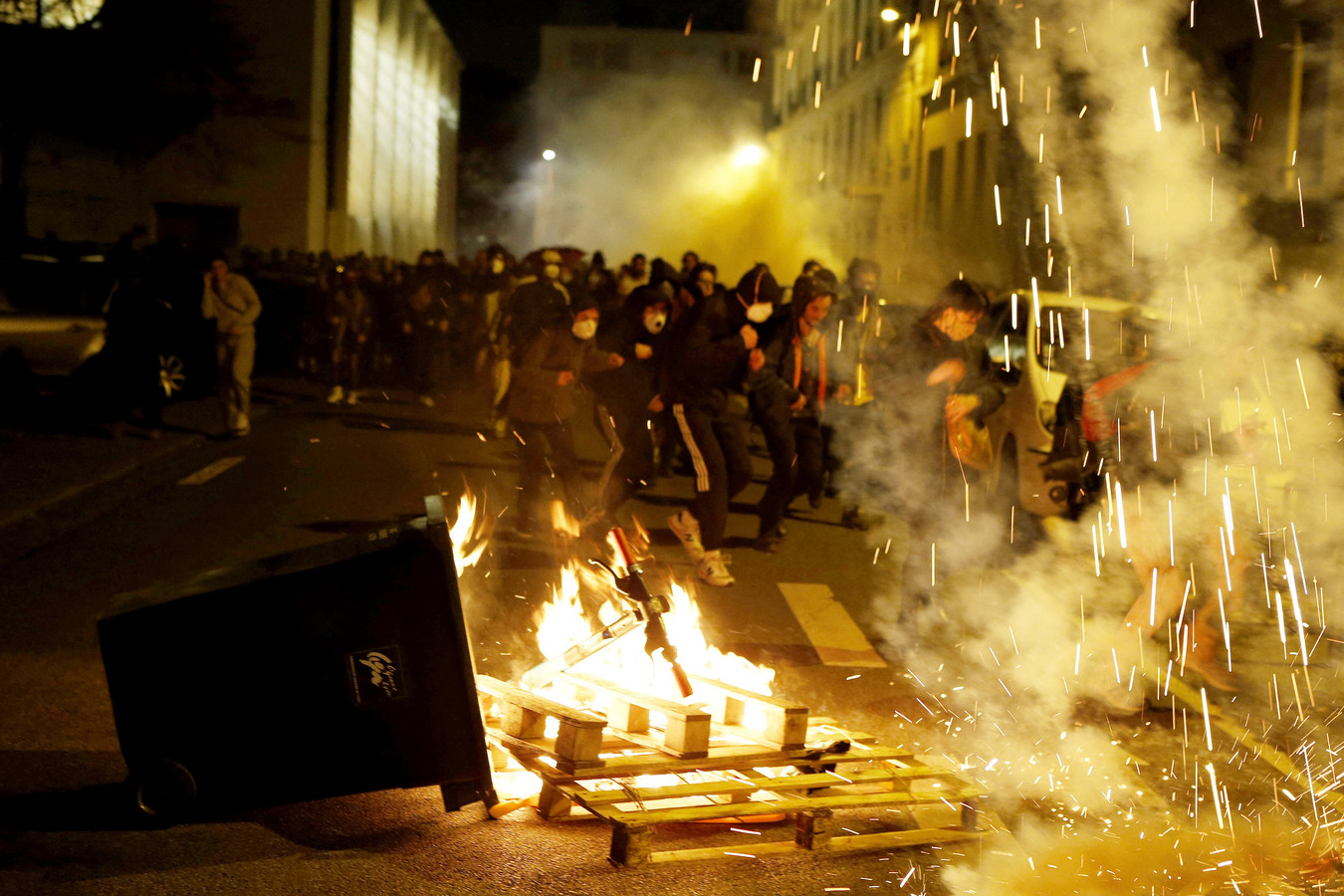 KIJK. Onderzoek geopend naar schokkende video waarin Franse agent ...