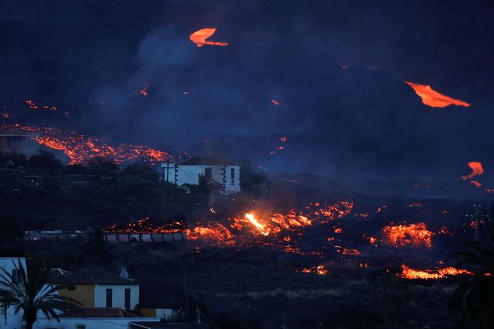 Lava rond huizen in Tajuya. Beeld van vandaag.