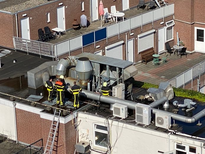 Brandweer inspecteert de gebluste afzuiginstallatie van de Ribsfactory in Tilburg.
