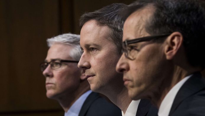 Van links naar rechts: Colin Stretch, advocaat van Facebook, Sean Edgett, advocaat van Twitter en Richard Salgado van Google