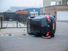 Auto belandt op zijn kant bij flinke botsing in Heijningen