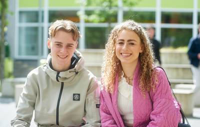 Broer en zus doen tegelijk vmbo-examen op Udens College: ‘Hopelijk samen een feest’