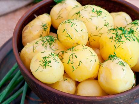 Is een opnieuw opgewarmde aardappel gezonder dan eentje die alleen is gekookt?