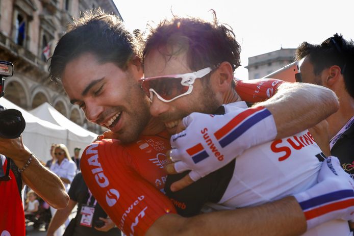 Ten Dam (r) valt Dumoulin in de armen, nadat die laatste zojuist de Giro heeft gewonnen.
