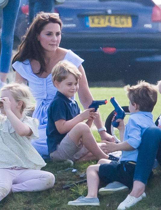Prins George speelt met zijn vriendje en hun plastic wapens.