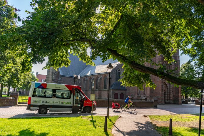 De Vrijthof in Hilvarenbeek is een kruispunt voor buurtbussen in verschillende richtingen.